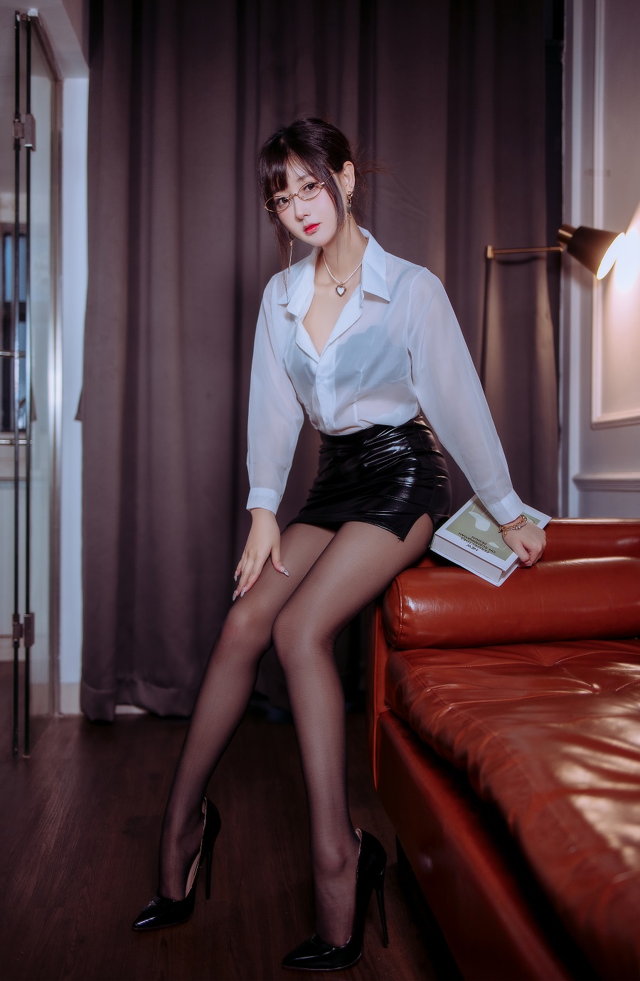 羽生三未-半透皮裙OL[32P] 小姐姐 预览1图
